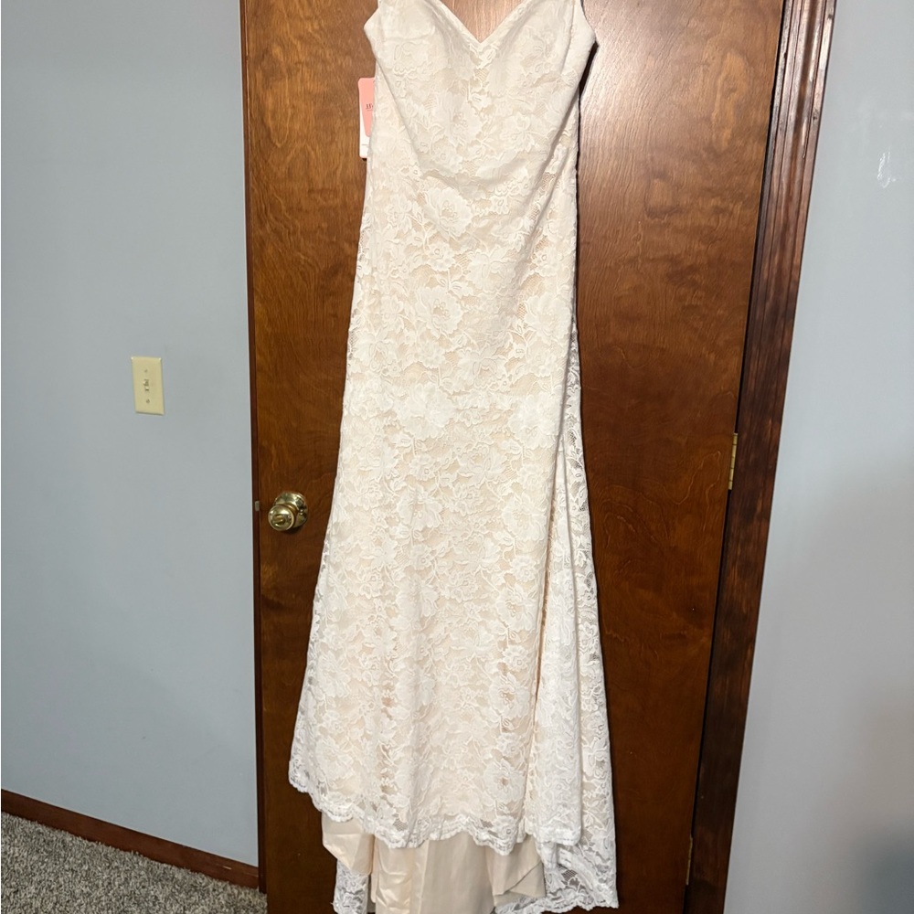 Elegant Cream Wedding Dress with Classic Charm